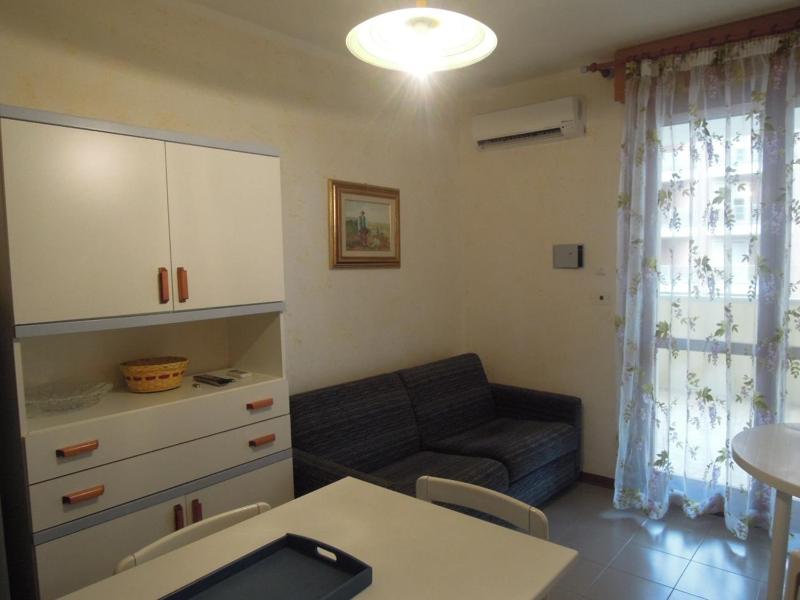 Lovely holiday apartment with sea view - image 9