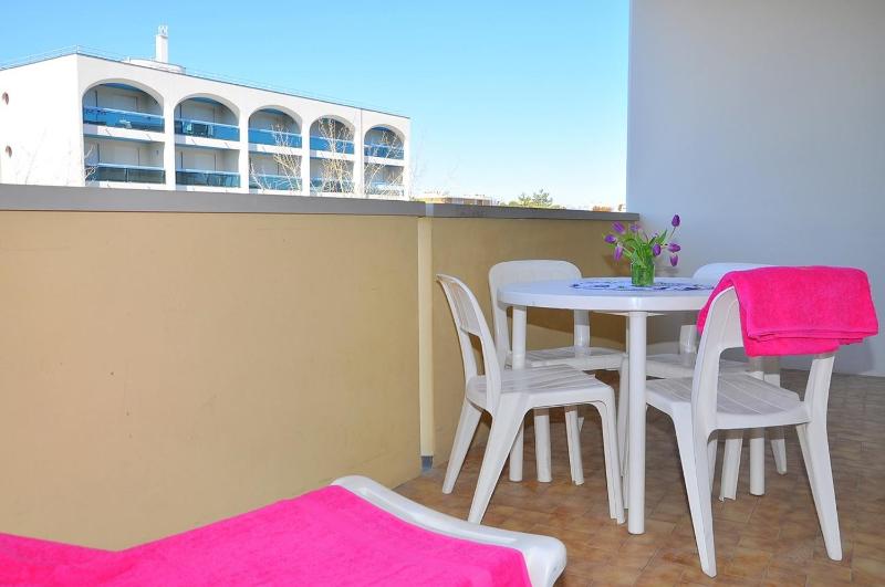 Bright sea front apartment with terrace-Beahost - image 6