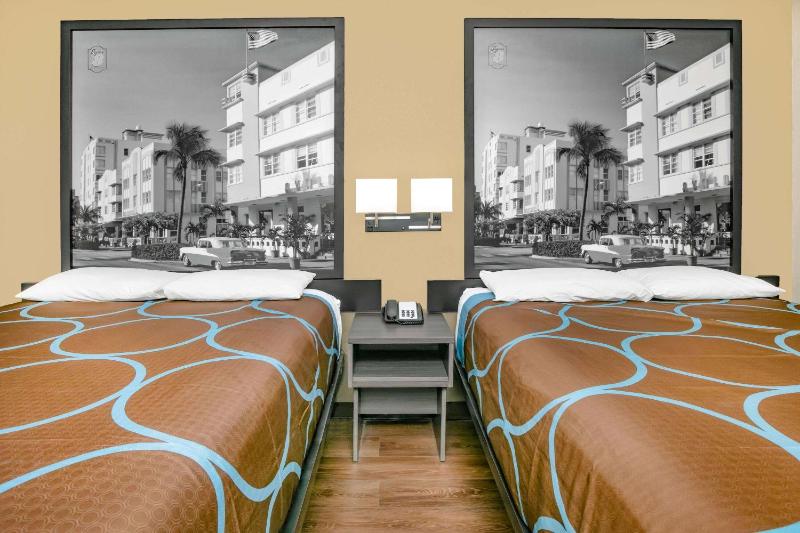 Queen Room with Two Queen Beds - Non-Smoking image 1
