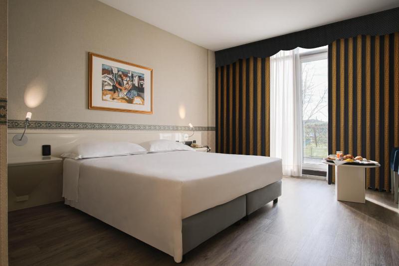 Double or Twin Room image 4