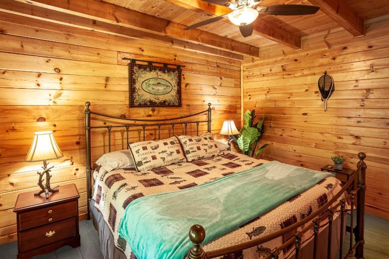A Smoky Mountain Lake Cabin - Spacious Smoky Mountain Getaway Perfect for Families & Groups - image 23
