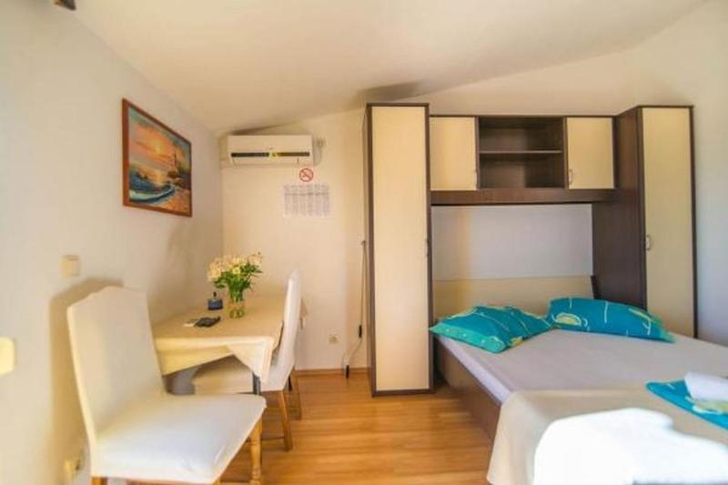 Studio apartment in Dugi Rat with sea view balcony air conditioning WiFi 5113-2 - image 18