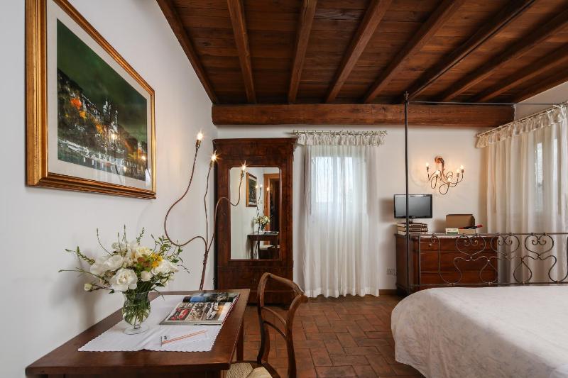 Classic Double Room image 3