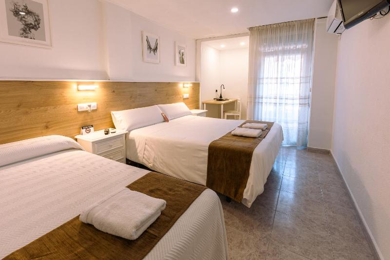 Double Room with Extra Bed image 1