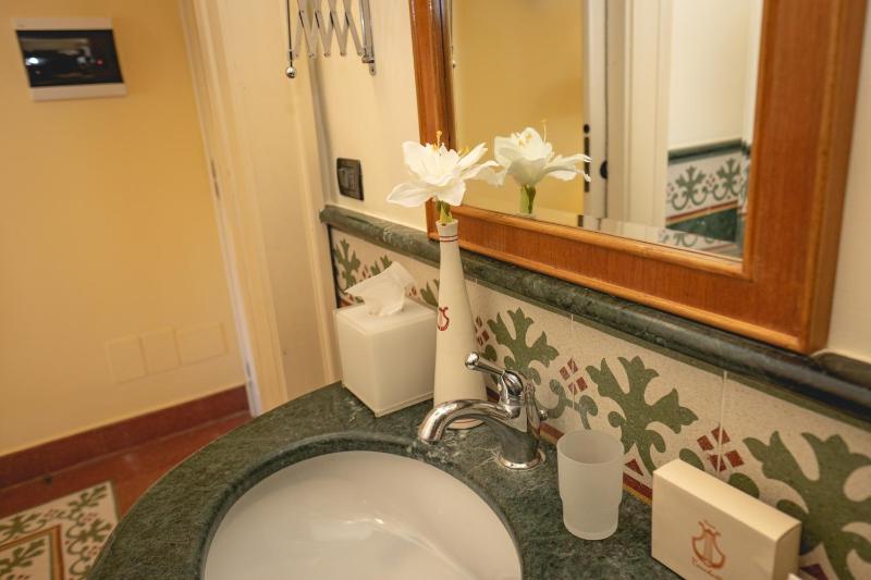 Superior Double Room image 3