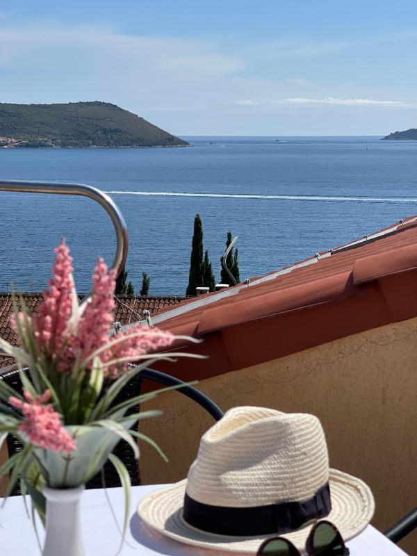 Studio with Balcony and Sea View image 3