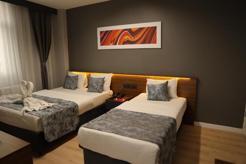 Deluxe Family Room image 3