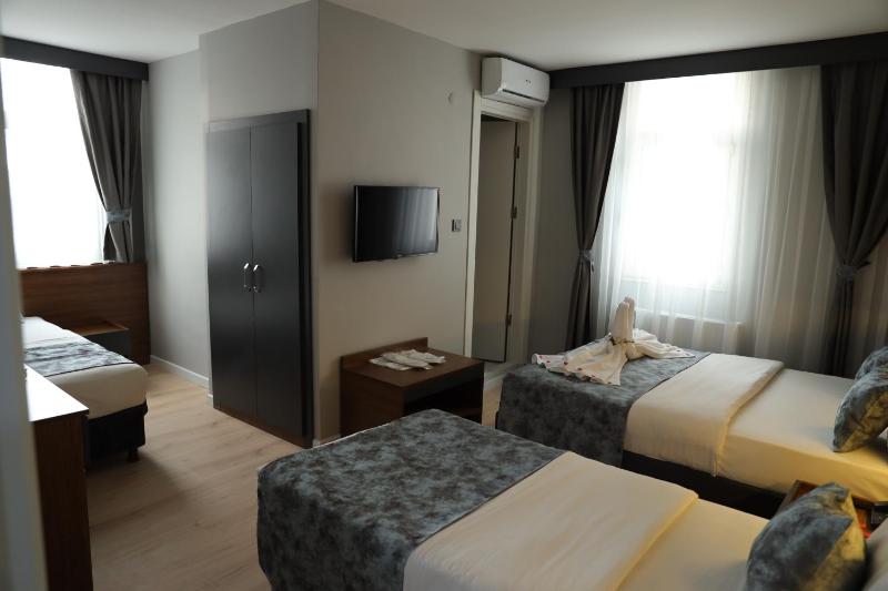 Deluxe Family Room image 2