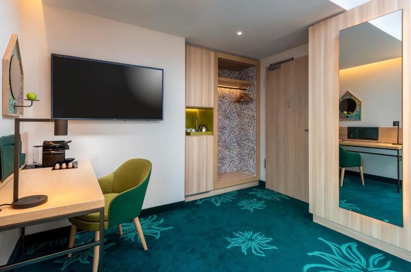 Superior King Room image 4
