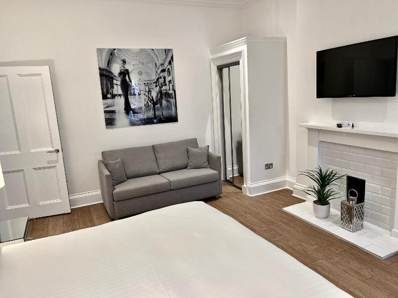 Deluxe Suite with Spa Bath image 2