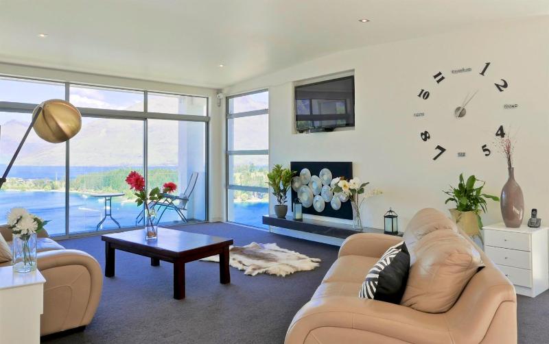 Spectacular Panoramic 5Bedroom Lakeview - image 10