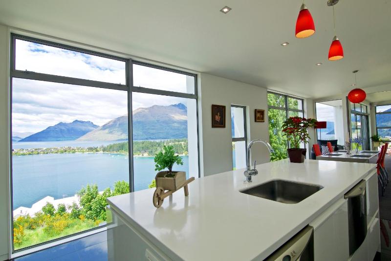 Spectacular Panoramic 5Bedroom Lakeview - image 19