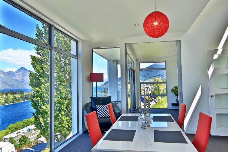Spectacular Panoramic 5Bedroom Lakeview - image 24