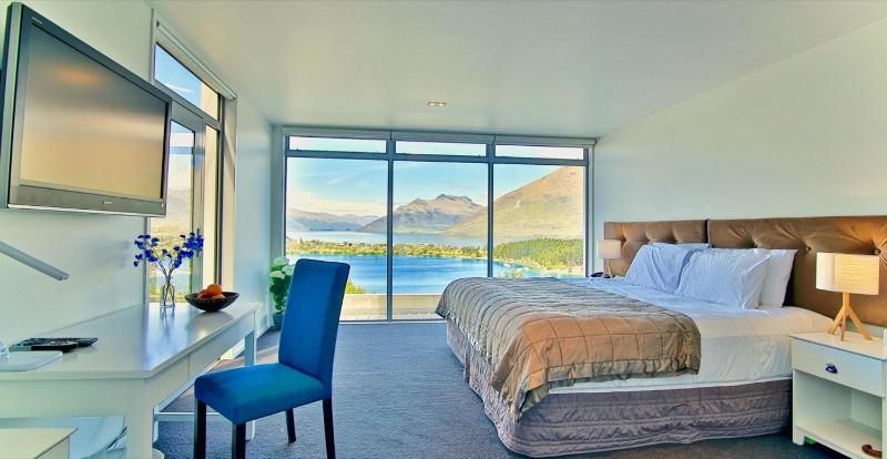 Spectacular Panoramic 5Bedroom Lakeview - image 17