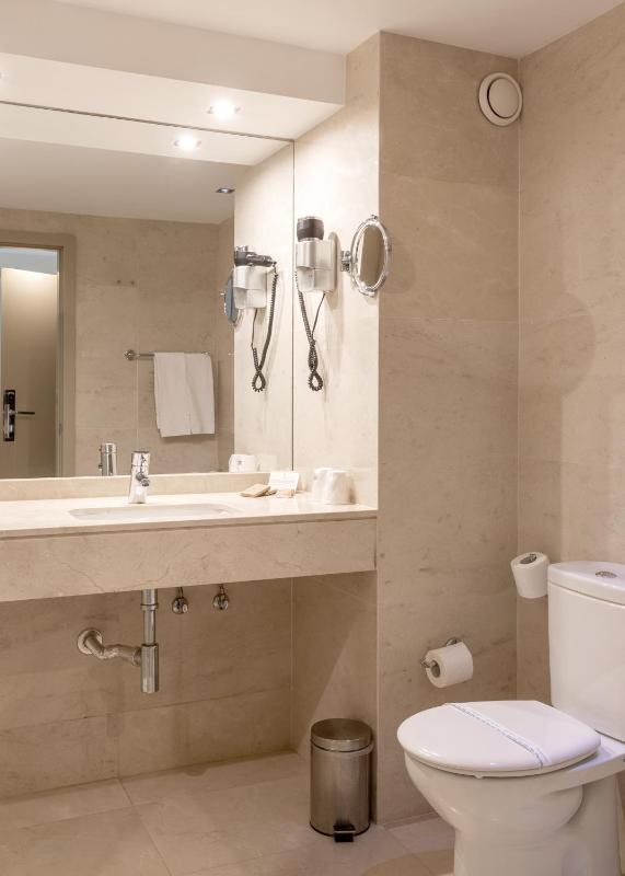 Double Room with River View and Spa Access image 4