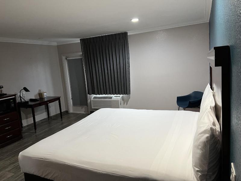 King Room - Non-Smoking image 4