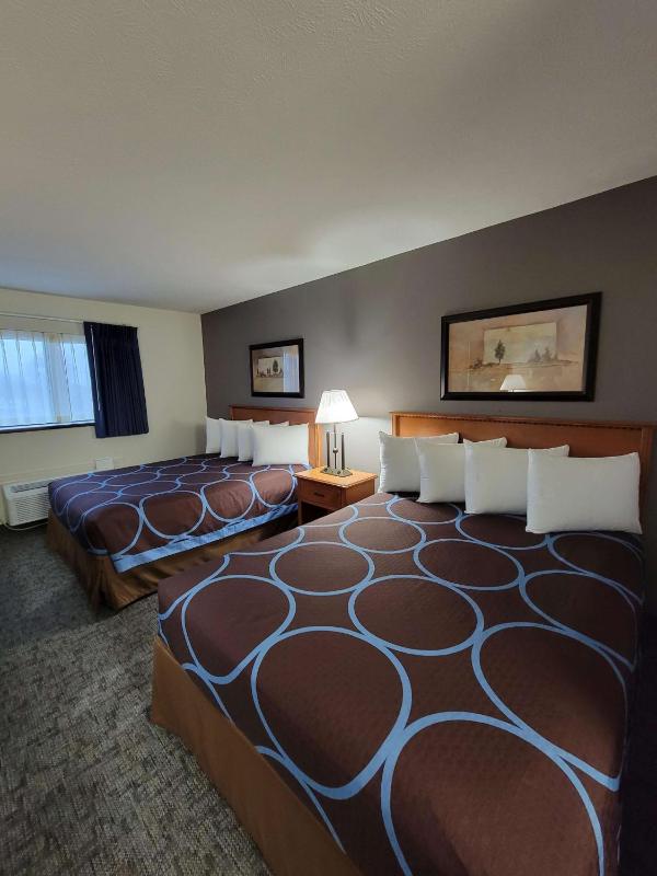 Queen Rooms with Two Queen Beds - Non-Smoking image 2