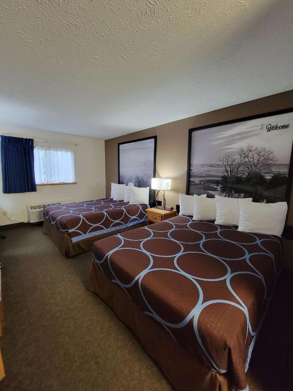 Queen Rooms with Two Queen Beds - Non-Smoking image 3