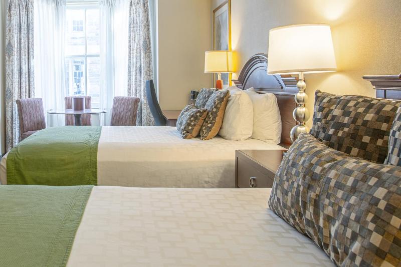 Deluxe Queen Room with Two Queen Beds image 4
