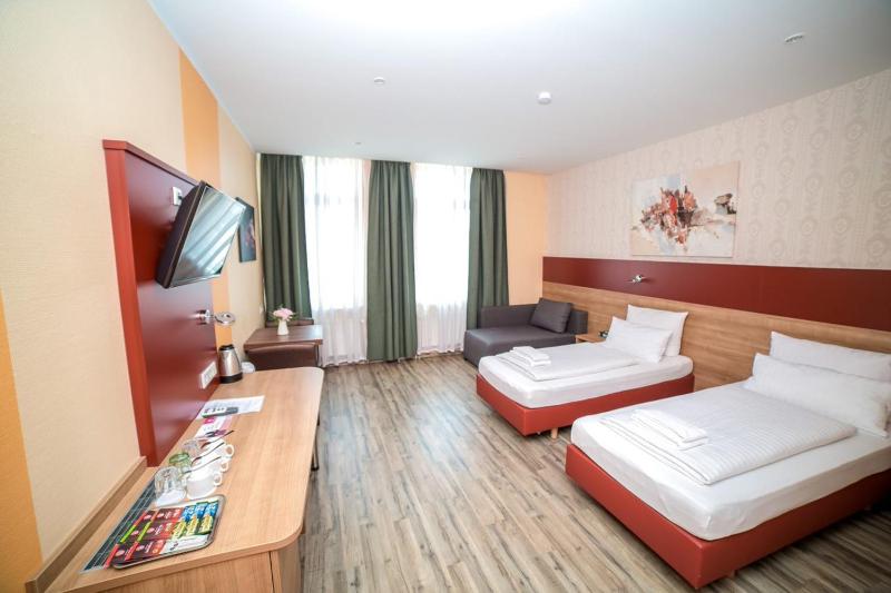 Double or Twin Room image 4