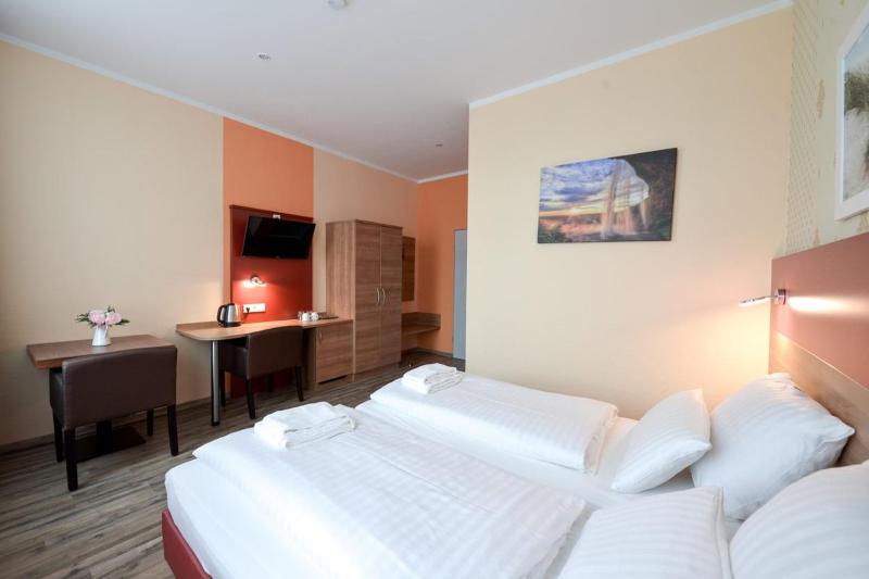 Double or Twin Room image 3