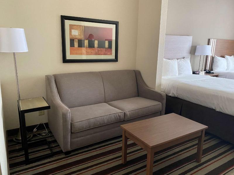 Large Double Room with Two Double Beds image 3