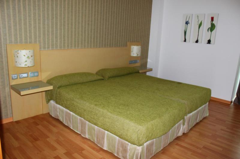 Twin Room image 2