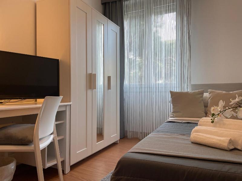 Small Single Room image 2