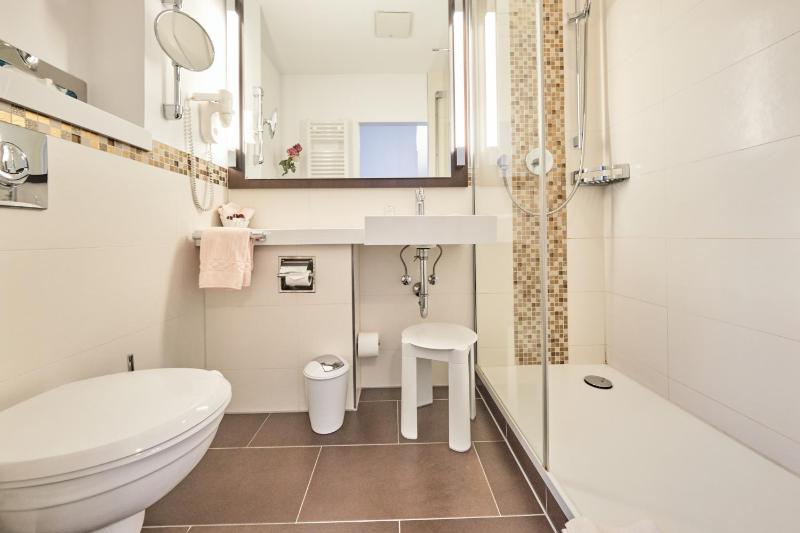 Double Room image 3