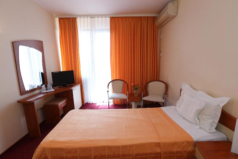 Double or Twin Room with Extra Bed image 4