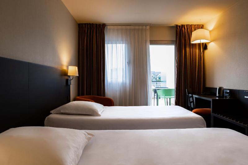 Standard Twin Room image 1