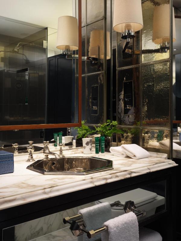 Grand Premier King Room image 4