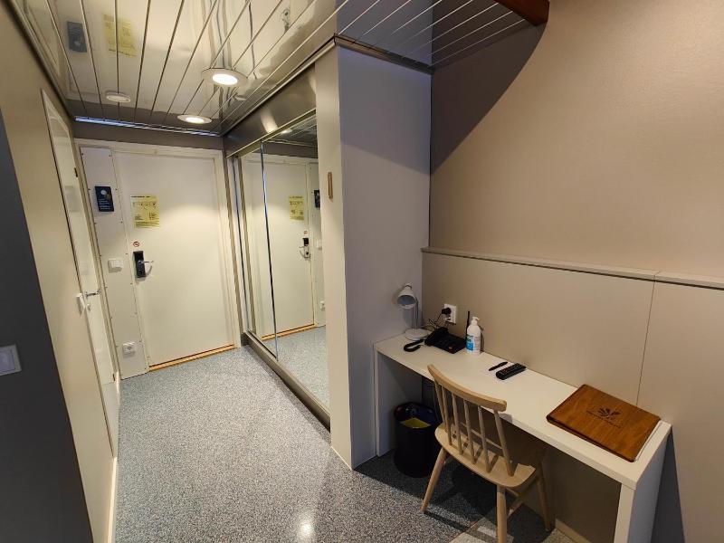 Basic Twin Room image 2