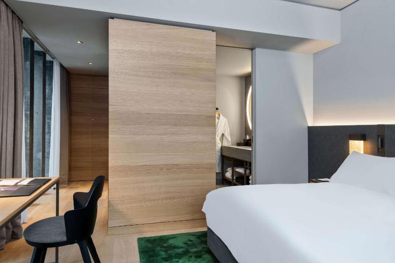 King Room with Park View - Club Access image 1