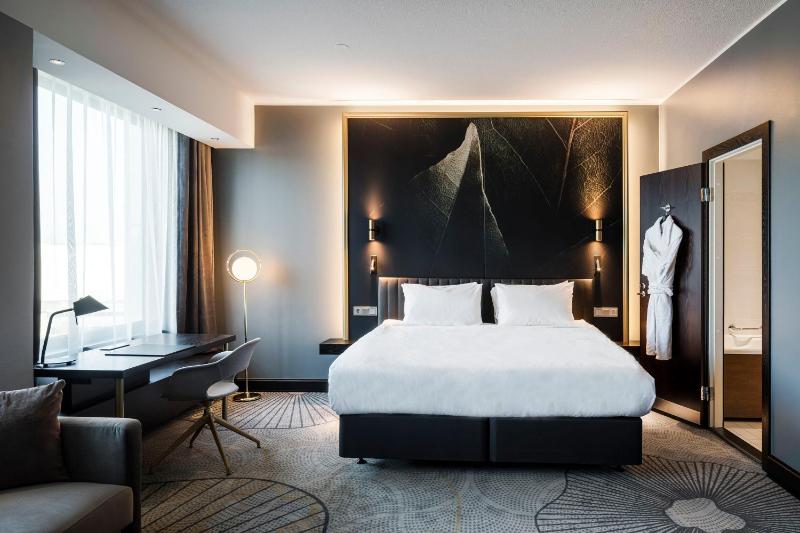 Junior King Suite with Sofa Bed image 4