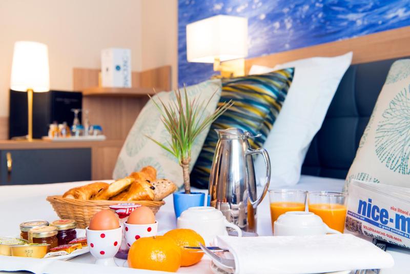 Privilege Room with Patio View image 3