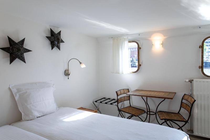 Single Room with Bathroom image 1