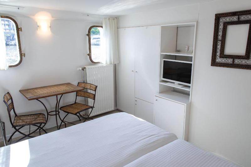 Single Room with Bathroom image 4