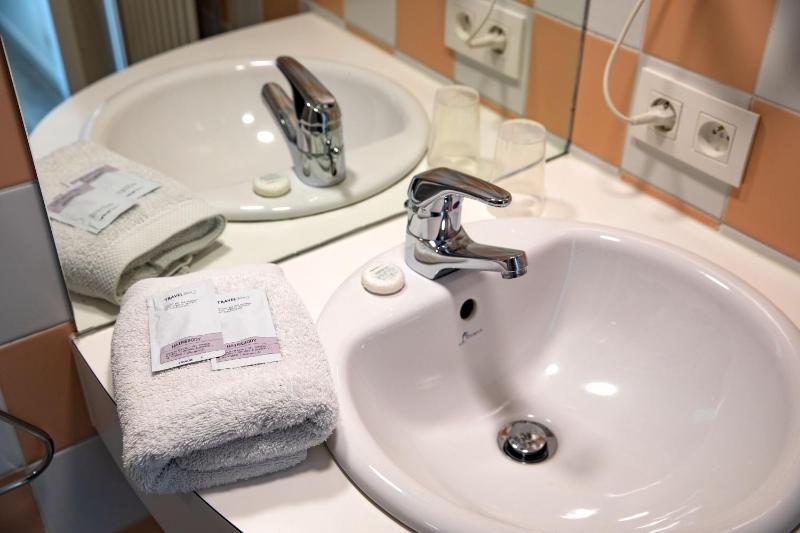 Single Room with Bathroom image 3