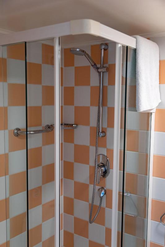 Single Room with Bathroom image 2