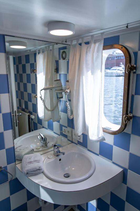 Twin Room with Private Bathroom image 4