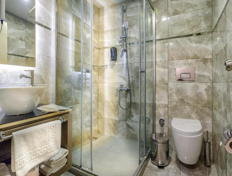 Triple Room with Balcony image 3