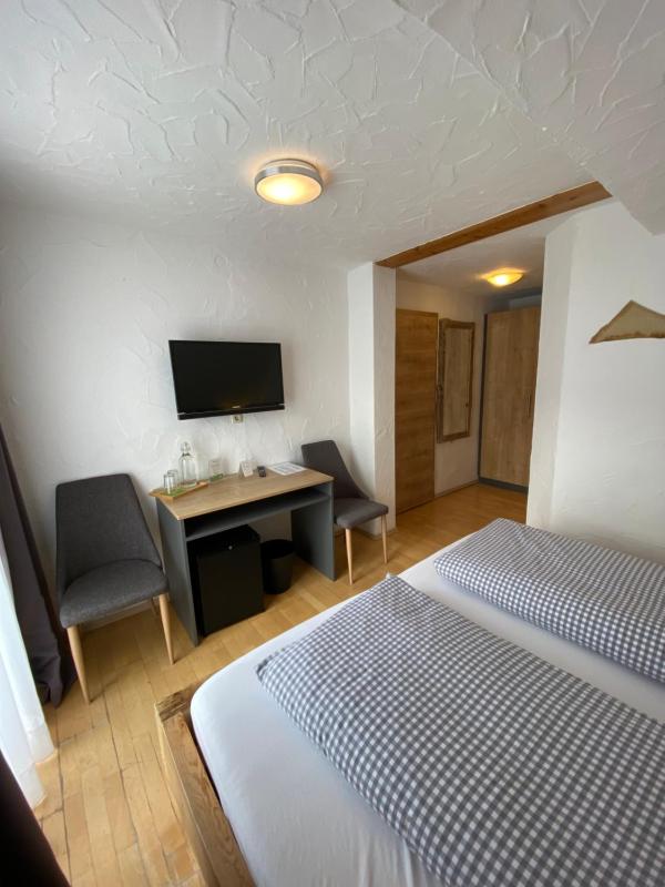 Standard Double Room image 4