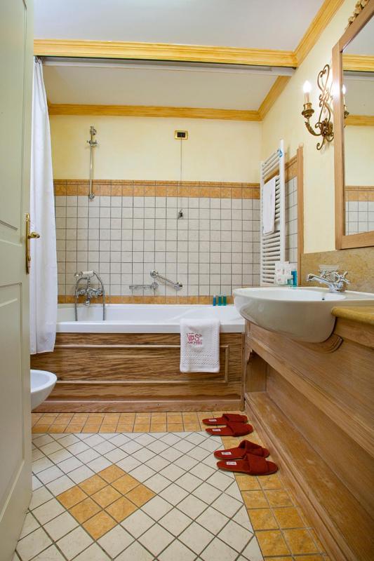 Junior Double Room with Spa Access image 3