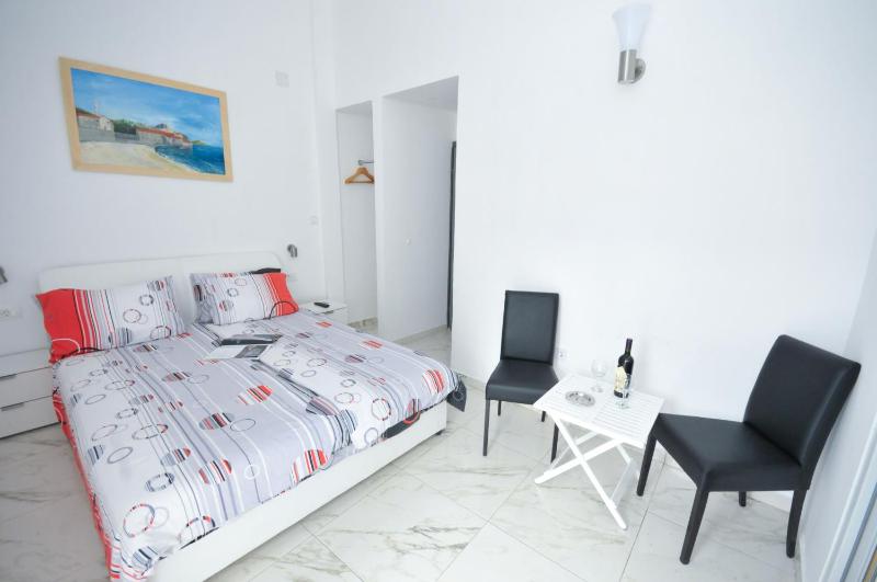 Double Room with Balcony and Sea View image 4