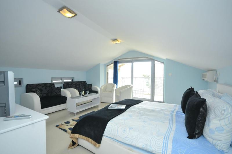 Studio with Sea View image 2