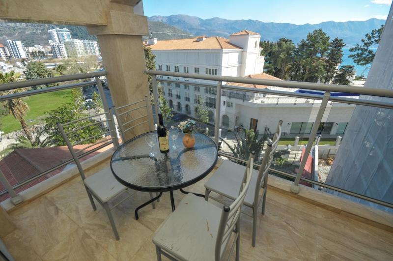Standard Triple Room with Sea View image 2