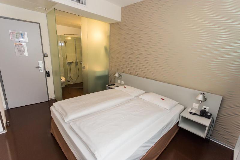 Superior Queen Room image 2