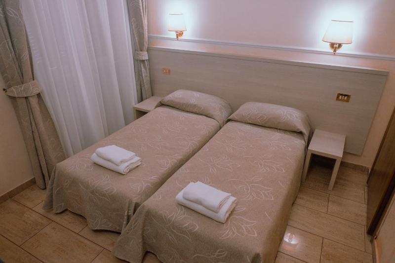 Standard Double Room image 4