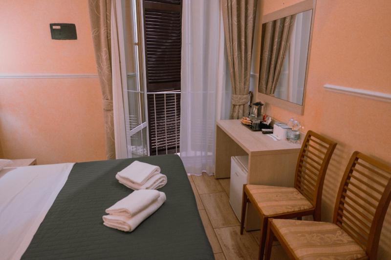 Standard Double Room image 3